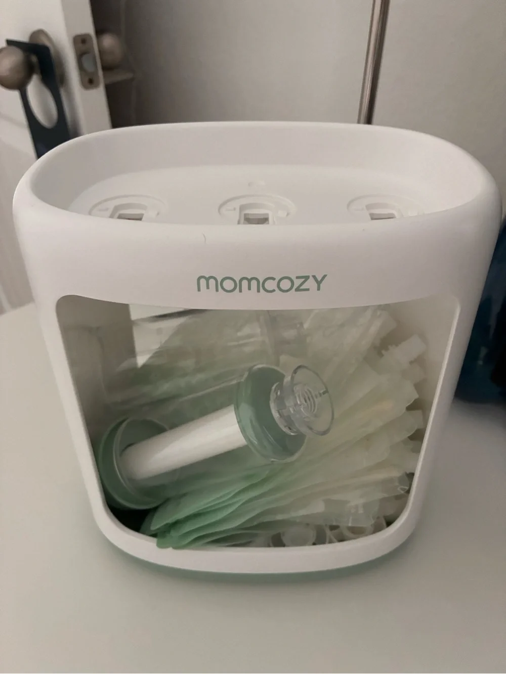 Momcozy Squeeze Station - with 25 reusable pouches